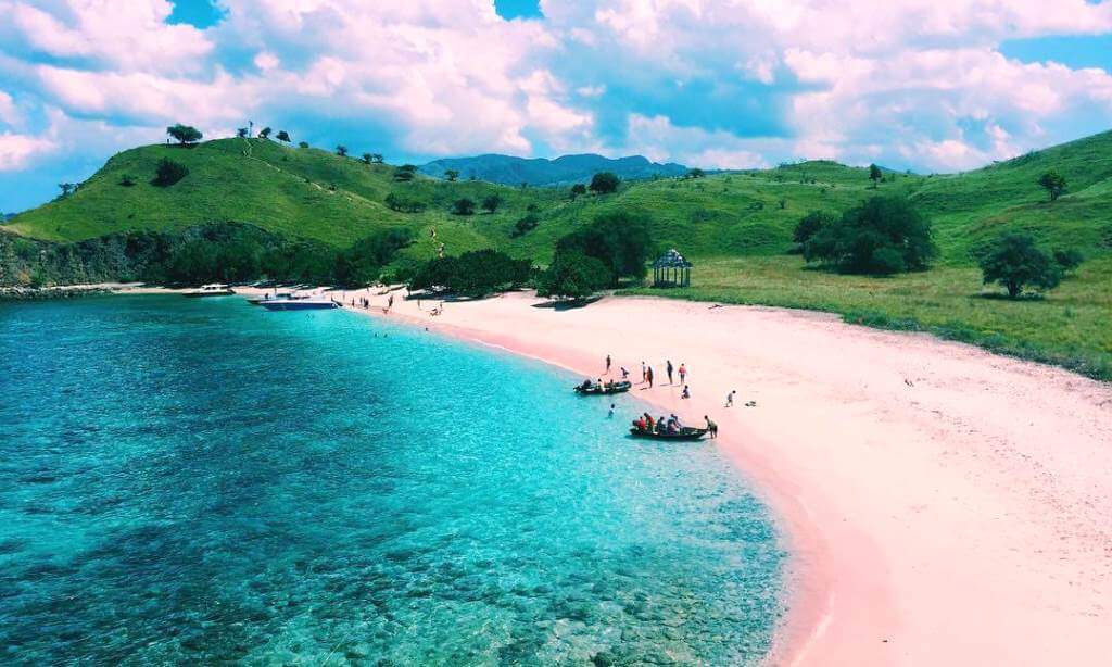 You are currently viewing Ini Alasan Pantai Pink di Lombok Selalu Ramai Pengunjung